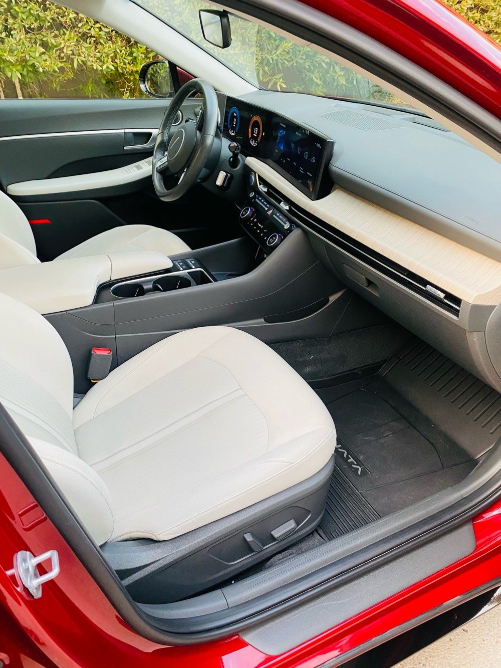 هونداي سوناتا هايبرد 2024 
 HYUNDAI Sonata hybrid  2024
🚘وارد امريكي بيها فقط بارد وتكحيل بلبنيد دعامية مبدلة 
🚘 الممشى 18,000km  
🚘 موديل 2024 
⚙️ حجم المحرك 2.0L  هجين 🌿
⚙️ مرتبط بناقل حركة أوتوماتيك 
⚙️ يبلغ عزم الدوران 393 نيوتن/ متر 
🐎 بقوة 195 حصان 🐎🐎
🔑 مفتاح التشغيل بصمة 
🚗 دفع ثنائي FWD 
‼️ اريل نفكيتر 
📍رادار امامي 
📍رادار خلفي 
📍رادارات جانبية  
💡لايت زينون + LED متصل 
🔦️ بك لايت LED متصل 
🚘 دخول بصمة ذكي 
🛞 حجم الاطار 215/55R17
🛞 ويل كب 17
🛞 4 دسك
🛞 حساسات ضغط الاطارات 
✨️ المرايا قابلة للطي 
🎈عدد AIR BAG 6
🚗 هاند بريك كهرباء 
🚗 ا ABS 
🖥 دشبول شاشة
🖥 شاشة 
📷 كاميرا دوارة 
💡الانارة الداخلية LED 
⭕️ مقود جلد حياكة 
🛣 مثبت السرعة Cruise 
🎶 المودات والاوامر الصوتية 
🎶ا Bluetooth    
🔋شاحن هاتف Wireless 
⚡️مخرج منفذ الطاقة 
🔍فحص نظام السيارة 
💺تتسع المقصورة ل 5 ركاب
💺المقاعد مخمل ابيض
💺حركة المقاعد الأمامية كهرباء 
‼️ المرآة الوسطية أوتو دم 
❄️ تبريد شاشة مناخين منفصلين 
❄️ قطعتين تبريد 
❄️ تبريد خلفي
🚘 أوضاع القيادة Drive Mode 
🚘 أوتو هولد Auto Hold  
⛷️ نظام مانع الانزلاق 
🥤حاملات الأكواب
🚘 تطعيم الدواخل بالخشب الطبيعي 

 السيارة رقم بغداد بأسمي تحويل مباشر

السعر (220ورقة )بيها مجال بسيط

شاصي ؛ KMHL34JJ7RA099678
صور الحادث موجودة
للاستفسار :-***********
مكان السيارة بغداد الاعظمية