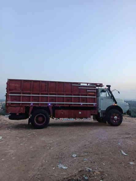 السلام عليكم 
سياره لوري مان موديل 81رقم صلاح الدين باسمي رقم انكليزي السعر 17مليون
سياره شاصي ومكينه وكير كفالة والقماره شوف العين كهربائيات شغاله البدي نظيف تاير الكدام بالجيس والورى نضاف مكان السيارة بالنجف ***********
