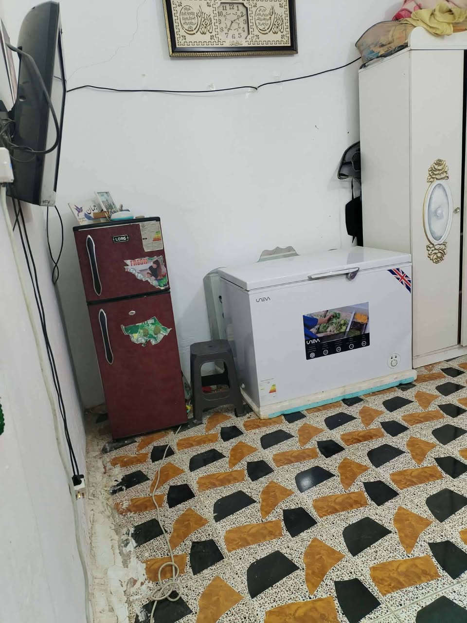 سلام عليكم بيت مساحة 200 متر 10*20 حي الامين بشارع السادة الفؤاديين كافة الخدمات ماء ومجاري وكهرباء وتبليط سعره 37 مع الاثاث بيع مستعجل 
 
علما تأسيس ماء ومجاري وكهرباء كله جديد وبناء مجمع صحيات جديد 
***********
