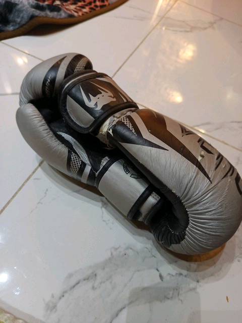 السلام عليكم قفازات مال ملاكمه شبه مستعملات اذا حاب تشتريهن راسلني وبيهن مجال حق الجيه