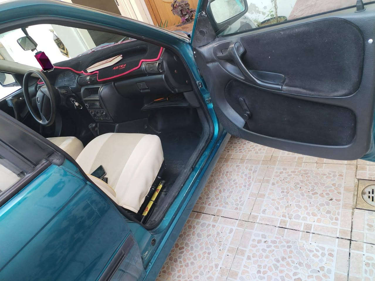 السلام عليكم
استرا حجم 18 توماتيك
سنويه هزا حديد 
كابون بانزين 
رقم اربيل 
شرط تحويل
طخم امامي خلفي جديد
سيارة بدون حادث
صبغ جملية... تواير جديد مع ويل كب جديد مثل ماموضح بصوره غير متوجد بالفيس ... السعر ٤٥
***********
