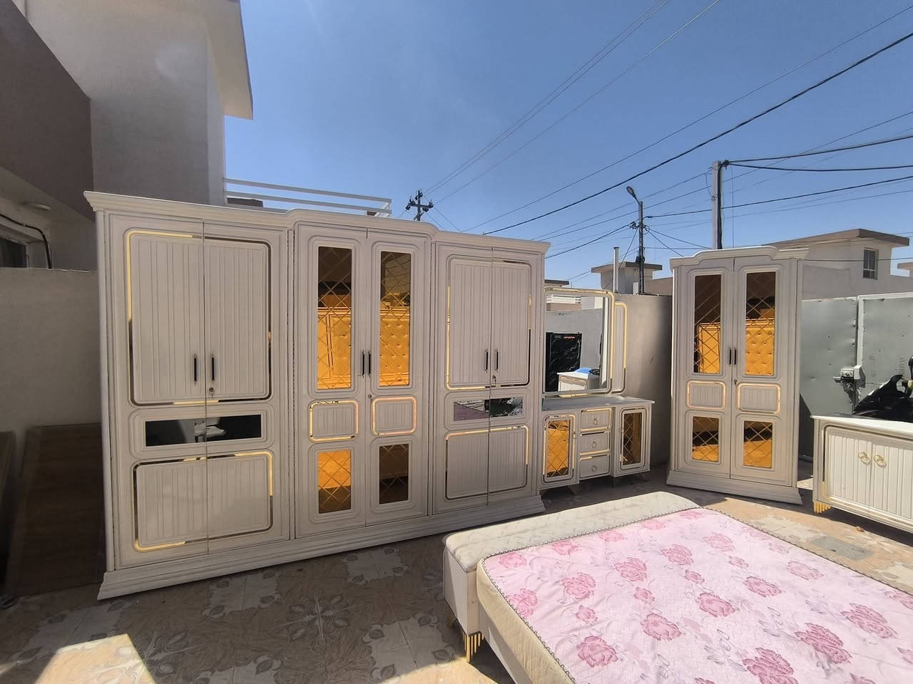 سلام عليكم غرفه اخشاب نجاره عراقيه
نجرته قبل سنه كلفتني 3350 
غرفه كامل ومابيه اي عيب 
وياها حته دوشكه 
الاستسفار ***********
