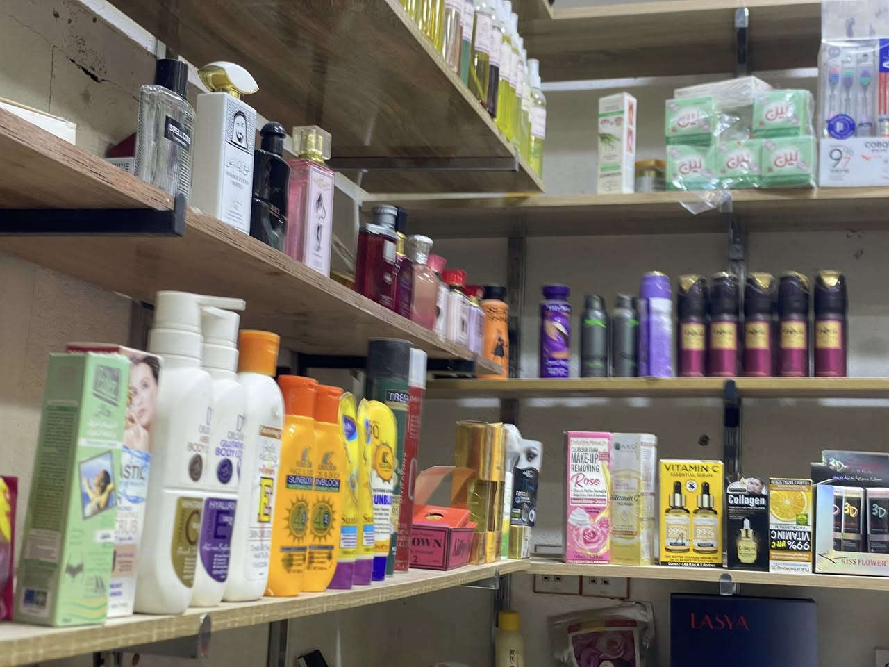 محل كوزمتك كامل مكمل. من كلشي. ابيع شلع كله. القطعه عله 1000 حتا السبلت طنين شغال هم بلف ابيع شلع مابيع مفرد. بي بل 120 قطعه عنايه بشره كوري وخير من الله غراض الراغب بل شراء اتصل *********** مكاني حله 
بي 16 رف وستاندات خير من الله
