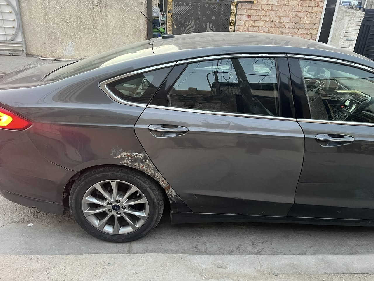 مرحبا للبيع فقط فيوجن فول موصفات عدى لسلايد 2017 شمالي باسم شركه السياره بدون حادث فقط سرقه لغود شواصي ايرباك مكفول محرك 1500 تيربو ماشيه 120 ميل السياره  انطخت عندي نقصه صبغ جاملغ وباب يكلف 125 الف والسونار موجود قبل لاتنضرب مكاني بغداد الكرخ للاستفسار *********** السعر 90 ورقه وبيه مجال بسيط
