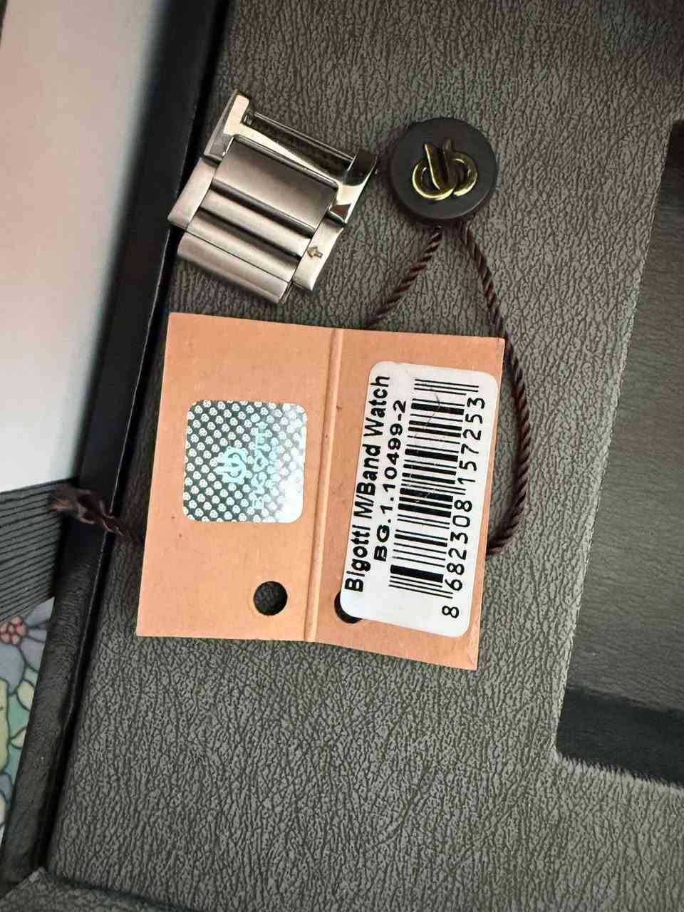 السلام عليكم ورحمه الله وبركاته 
ساعه بيغوتي 
ماركه إيطاليه 
مكينه يابانيه اصلي 
طلا ثابت ظد الماء بعمق اكثر من 100 متر 
وزن 185غرام 
بكجها كامل 
الساعه ماخوذ منها فقط حلقتين 
غير مستعمله 
الساعه فول كوالتي مثل ماموضح كدامكم 
السعر 100 مع التوصيل وبيها مجال للشراي 
أتواجد خاص + واتساب ***********
يوجد توصيل كافه محافظات العراق ❤️
