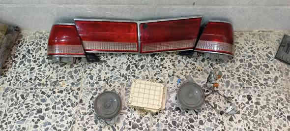 بطاين ملكه تخم
بك لايت 
سماعات بيبان بطة 
فيوزات
مكاني نجف ***********
