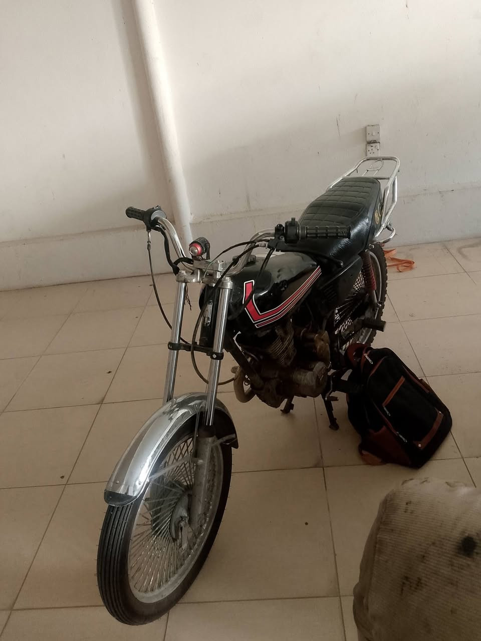 من رخصة الادمن
دراجة 5 كير. كلش نظيفة. وعيب مبيها.

وغراظها كلها موجودا جبيتهم جدد
 اشاير خلفي وامامي ودشبول وباتري
وكلوب امامي.  بس اني هيج ردتت ابيعها لابيها عيب ولا شي ورايدة ب 250 الف

الي شراي ورايدة هذا رقمي
***********
