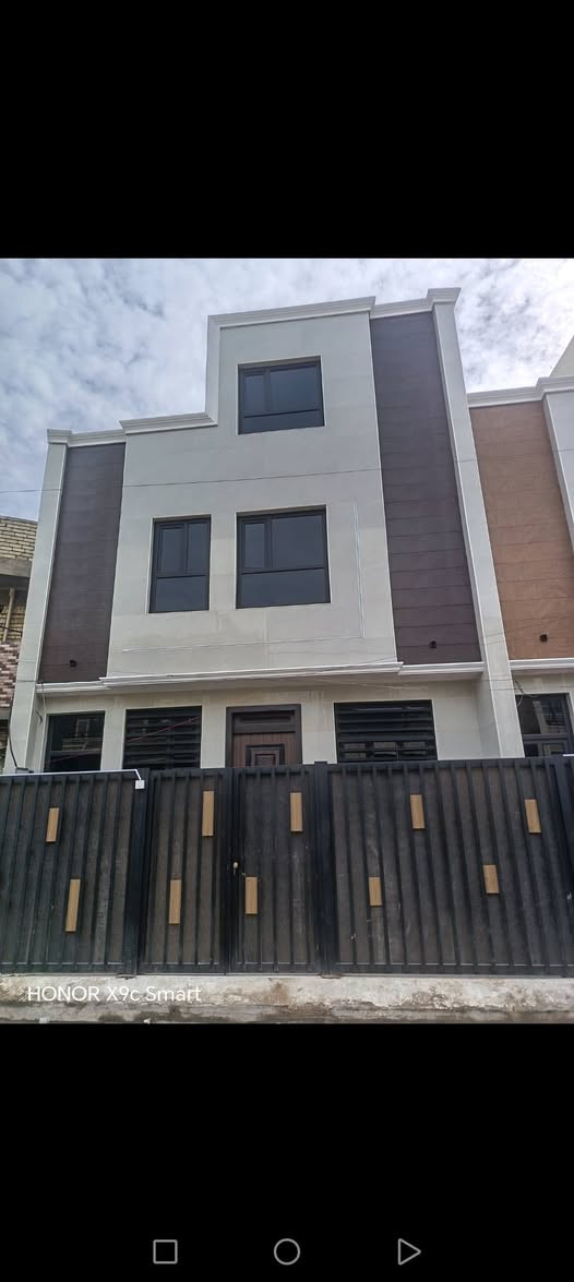 السلام عليكم يوجد تونات 2للبيع مساحة 50متر واجهة 6وربع يحتوي على ثلاث طوابق 3غرفة  وصالةومطبخ وخدمات بناء 2026موقع ممتاز ديوان المخابرات قرب حي جهاد الاستفسار على هذا الرقم ***********
