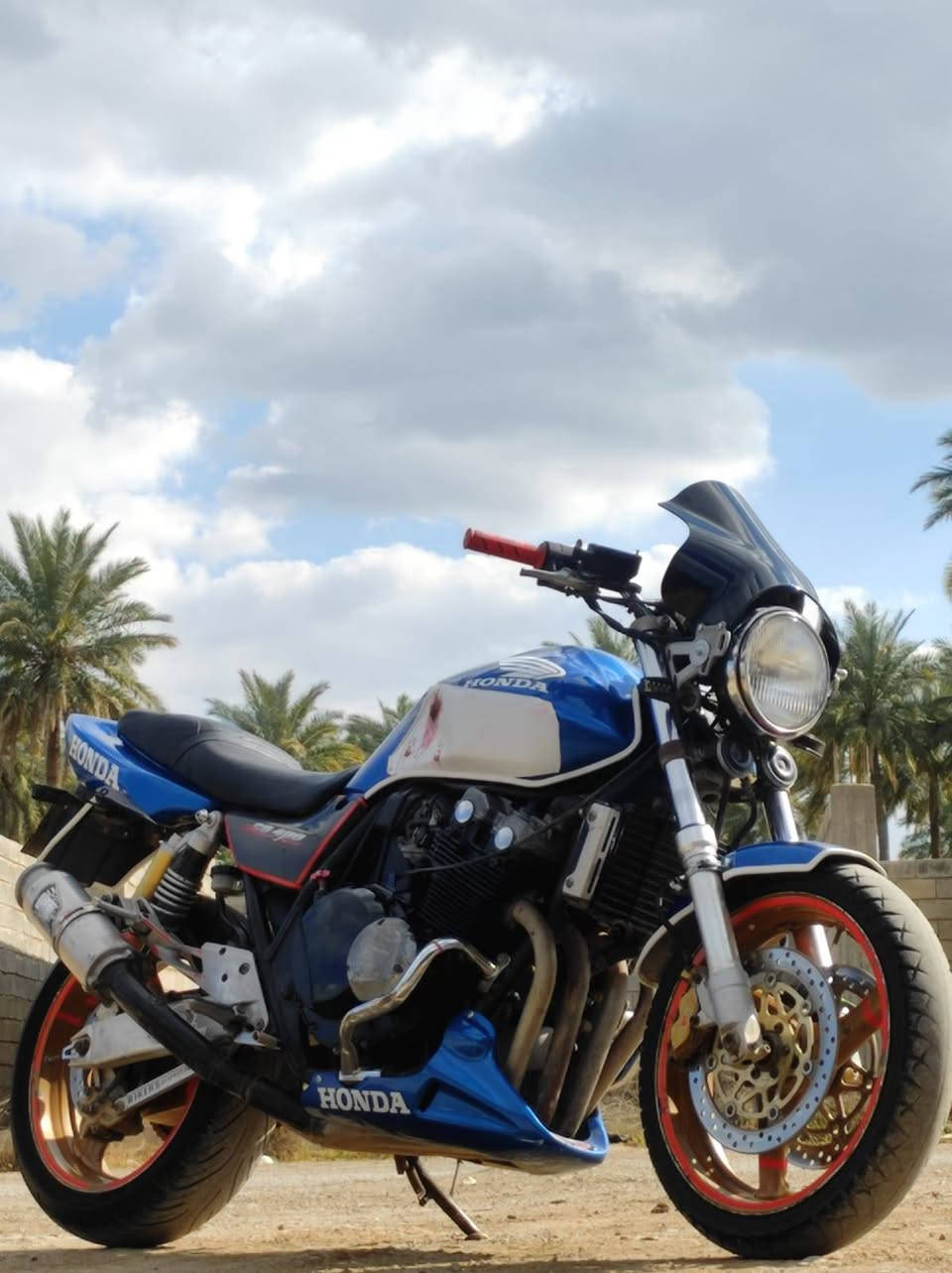 سلام عليكم للبيع سيبي فور هايبر ١٦ ولف دراجه كامله مكمله 
لا خربطه ولا نضوح ولا صوت تراي وين ما يعجبك شلعه تهبل مكان دراجه ديالى شهربان رقم ***********
