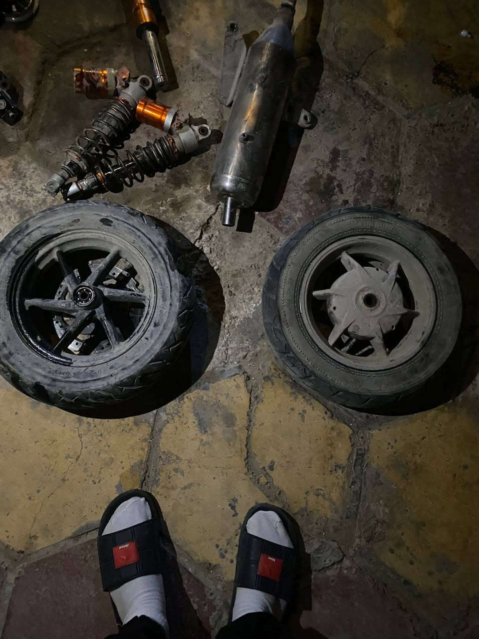 تفصيخ تفصيخ ثعلب كابريتر راح اذكر كله حاجه وسعره مكاني بغداد الغزاليه الي يريد شي يتصل أو  وتساب رقمي ***********
توصيل داخل بغداد فقط وعربون علمود لتصير حراج 

ماشه ٢٥
فج امامي رياضي برمبو سمأي ٣٠
عمبار بريك امامي ب١٠ 
ستيرن فارغ  ب١٠ 
زوج مجامع  دكم  ب5 
دشبول هوه وسواده شغال طوافه وسرعه 30
جكمجه ب١٠ 
كاعيه ب١٠ 
زوج ترايش ب5 نص عمر بيض
اشاير خلفيه ب٢٠ فول نضافه جامه شفافه 
جوزه ب٢٠  
دبلات خلفي رياضي برتقالي 60
سلف رياضي مال مكاين كبار يشغل ب30 هوه ودشلي 
راجز كامل ب١٠ 
كشن رياضي وحوض كشن مربوط بل حوض ببليته  نضاف ب15
شاصي ب٤٠ 
تانكي ب٢٠ وياه طوافه 
ضفيره ب40
عقل ب٤٠ 
مكثف شحن ب١٠ 
قبق البانزين هوه والسكليتر مالته ب٢٠ 
ملف هوه والفحمه والفلاوين ب٣٠ 
هاوزن ب١٥ 
شمعه مال مكينه ب١٠ جديده 
حاضنه جوه تانكي ب٢٠ 
مازده بيها منضومه زنون ب15
سبايدر  ب١٥
باتري 10
قاعده رقم سمائي 25
وياله GTR حدييث هوه وتاير و صينيه رياضي ب65
يدات بريك رياضي بنفسجي 10
صدر رياضي dy هوه وفج برمبو 100
صالنصه يراد لحيم بس مربوطه 25
فشكه كامله  هيه وروتلها  ب60
 ستان تعليك 10
بكلايت خليه 25
شوته 10
ذيل GTR  ب5
تخم كلجات رياضي عل شغل شرط شلعه معدل 75
لحيه 10
وباقي اشياء ...
