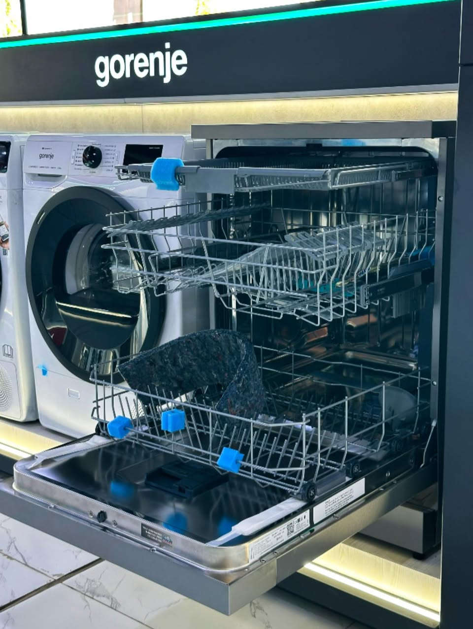 #بيتك_افخم
مع غساله صحون gorenjeسلفر 🍽️
نوفر البيع بالجملة والمفرد… بأسعار منافسة وجودة تليق بثقتكم ✨
#معرض لورنس للأجهزة الكهربائية
وكيل معتمد لأفضل الماركات:
HITACHI • Hisense • DLC • gorenje • Fakir • BiSSEll
العنوان📍: الموصل – حي الوحدة –قرب جامع الصابرين
للطلب والاستفسار الاتصال ع الارقام التالية :
كورك / ***********
اسيا / ***********
