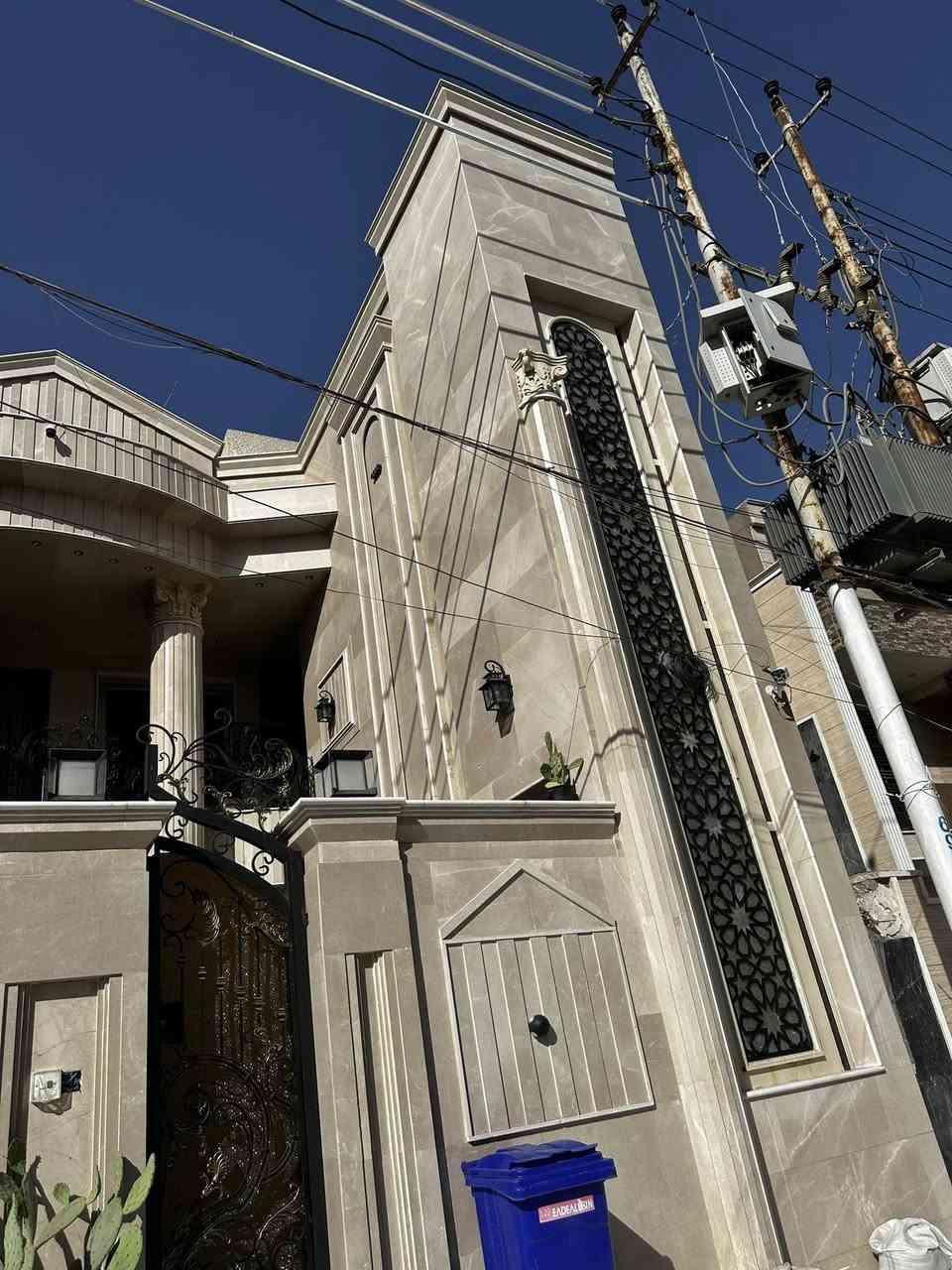 للبيع بيت 240 متر مربع الواجهة8 النزال 30 عدد الغرف 8 غرف 3 مطابخ 5 حمامات المكان البنوك مقابل مستشفى البنوك الاهلي  البناء 2026 3 طوابق للاستفسار الاتصال ***********
