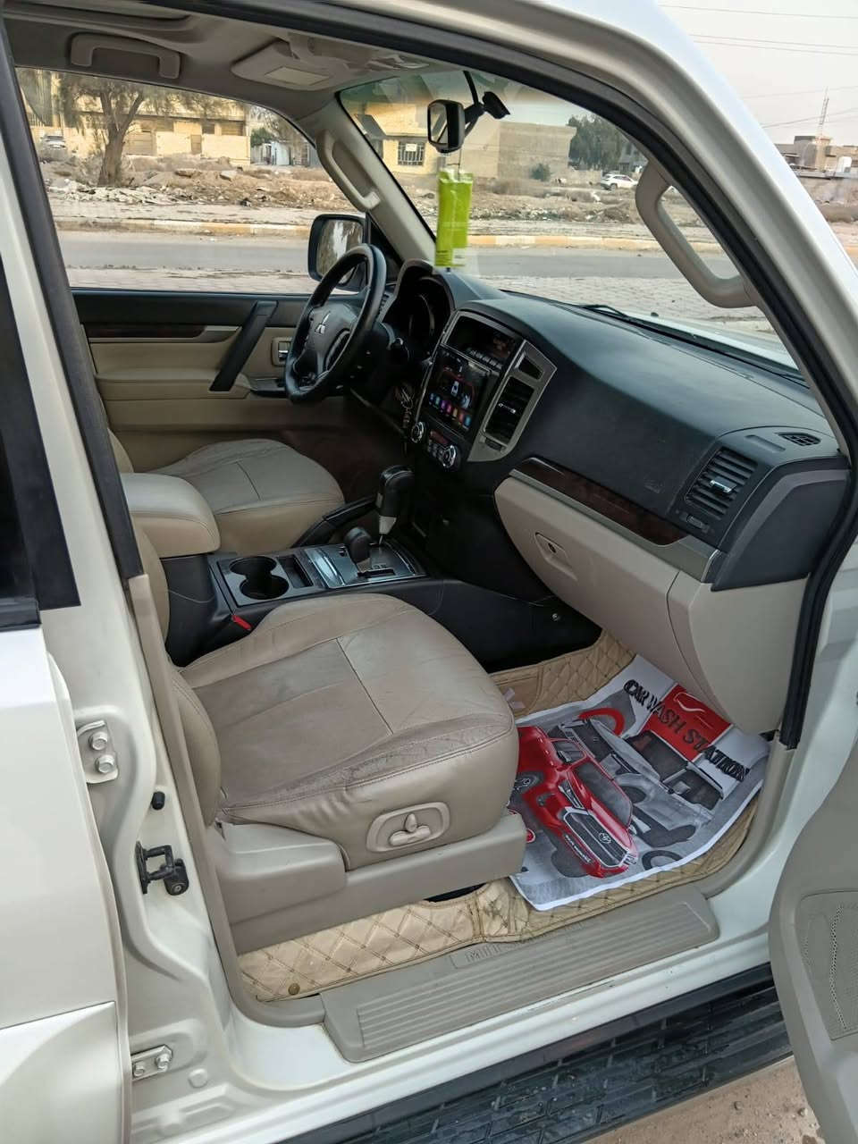 السلام عليكم باجيرو موديل 2015 حبتور محرك 6 سلندر 3500 كير محرك على وضع الشركة مكفوله من الضربه والصبغ فتحة كشنات جلد كشنات كهرباء ٧راكب دمام خلفي ٣قطع تبريد مري شفط حساس خلفي ماشيه ١٠٩
دفع رباعي باقي المواصفات معروفه 
 تخم تايرمع صدر خلفي امامي جديد رقم بغداد بسمي جديد السعر ١٧٥ اوبيها مجال 
***********
