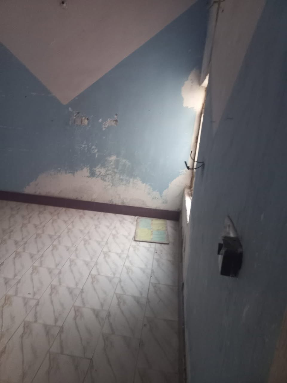 لسلام عليكم قطعه مع بيت المساحه الكلي 315 بناء البيت 150 وفضله ١٦٥ متر طابو زراعي بناء البيت موضح بصورة غرفتين وهولين وديوانيه  عنوان التنومه جرف الملح قريب جسر الحوامد 
للاستفسار ***********  السعر ٦٥وبي مجال
