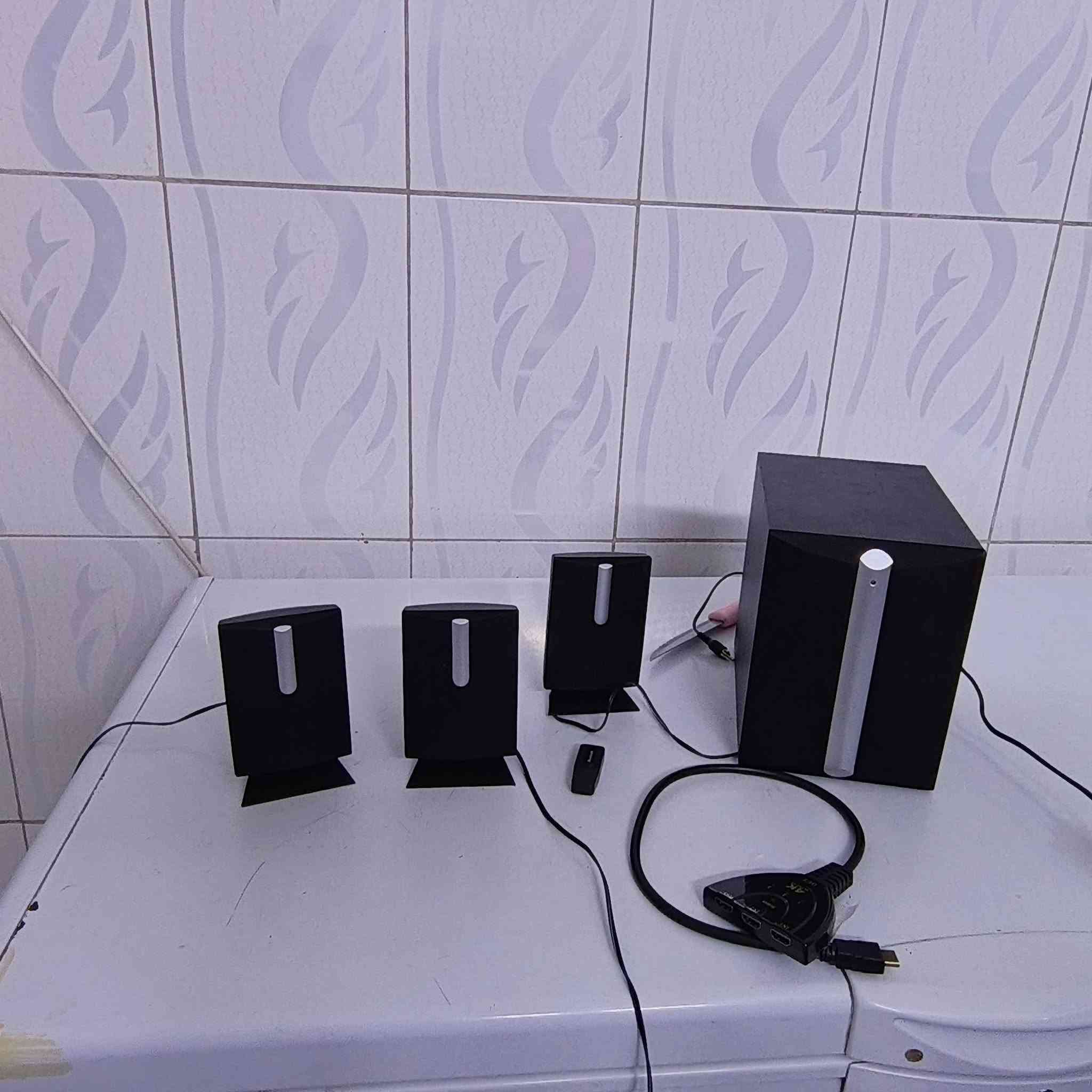 السلام عليكم ورحمة عارض سماعه كبيره اربعه اصغار سعر 35وبيه مجال ***********

