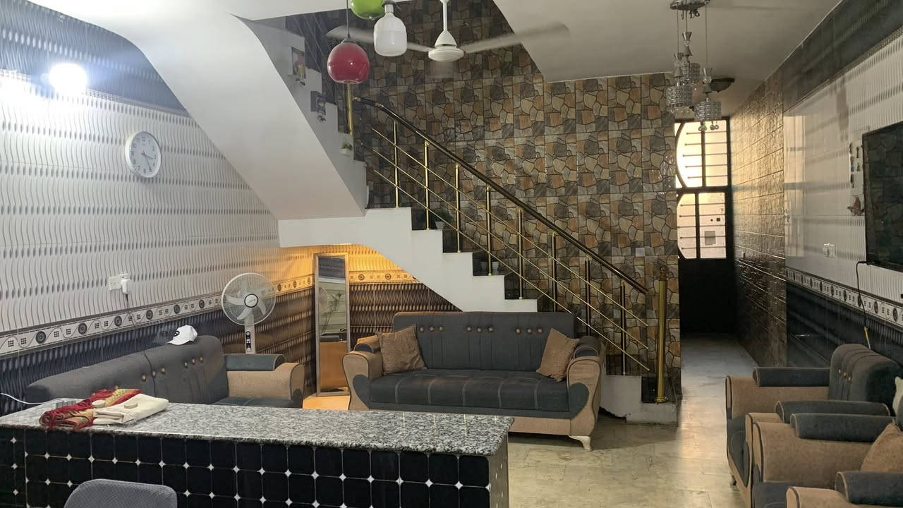 الدار للبيع مساحه 120 متر واجهه 5 ونص ونزال 25 / العنوان الامين النواب قرب حسينه امام المهدي البيت يحتوي على كراج +استقبال + صاله + مطبخ حار بارد +حمام / الطابق الثاني يحتوي على 3 غرف نوم + حمام + بيتونه + سطحين🏠/***********
