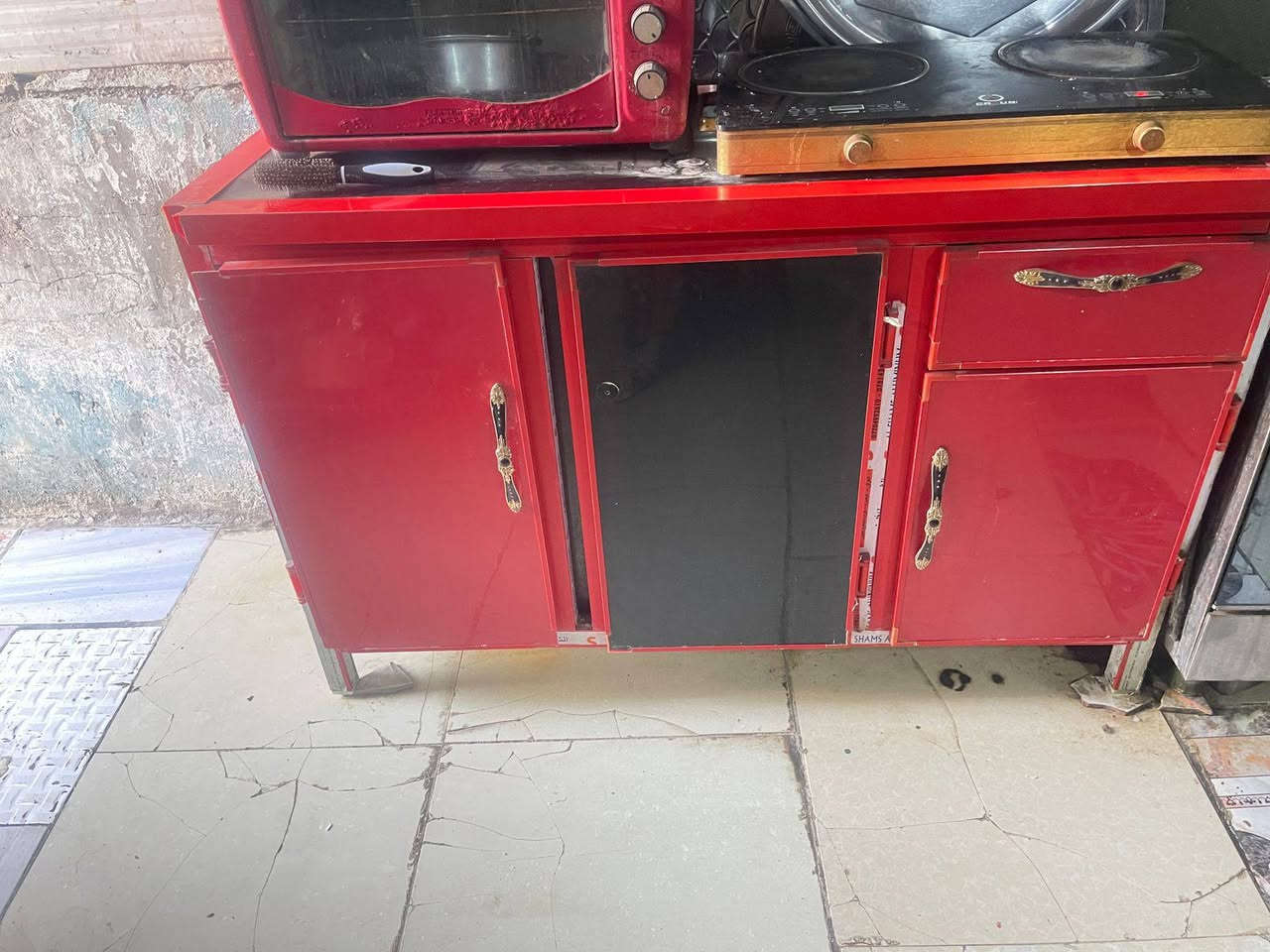 الكاونتر 200
السنك 100
الميزه الاحمر 100
العارضه 100
***********
