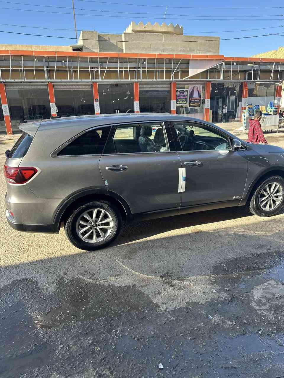 السلام عليكم 
كيا سورنتو موديل ٢٠١٩ 
٧ راكب  مكينه ٢٤٠٠ مامفتوحه ٤ سلندر 
حادثها جاملغ وباب بدون أرباك  رقمها سليمانيه باسمي سنويه تنتهي ٢٠٣٠ 
السعر ١٦٠ وبيها مجال بسيط ***********
