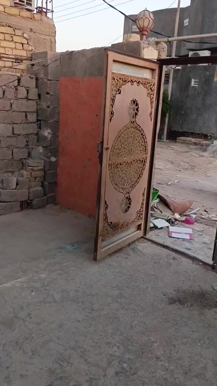 بيت الايجار 200متر قرب الاميرات وجامعة الكفيل شارع 60 العرضي يجار300   رقم***********
