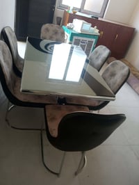 ميز طعام • ٦ كراسي • نظيف
