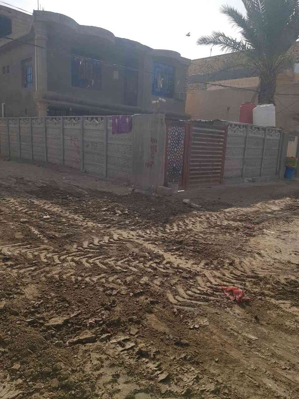 بيت طابو صرف للبيع 250.م ركن ع شارعين بضهر التجاري موقع مميز موقع الحله شارع 80 حي العسكري يبعد عن شارع العام 70 متر  يحتوي ع  صاله 7*5 غرف عدد 3 ٥*٥  كليدور ومطبخ  طابقين بي مشتمل ضمن مساحه بيت لاستفسار *********** واتساب فقط السعر 250
