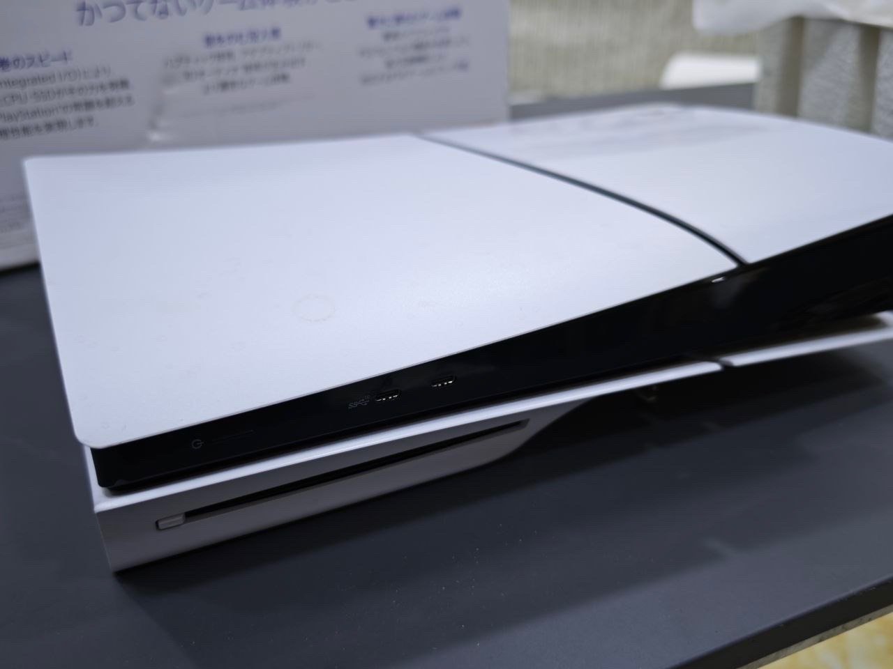 � بلايستيشن 5 سليم (PS5 Slim) إصدار الأقراص

📦 الجهاز بحالة ممتازة مع الكارتون الأصلي



✅ المواصفات:



 • سعة التخزين: 1 تيرابايت SSD فائق السرعة



 • إصدار الأقراص (يدعم الألعاب الفيزيائية والرقمية)



 • يد تحكم DualSense أصلية عدد (2)



 • دعم دقة 4K HDR



 • معدل يصل إلى 120 إطار بالثانية للألعاب المدعومة



 • تقنية تتبع الأشعة (Ray Tracing)



 • صوت ثلاثي الأبعاد 3D Audio



 • واي فاي وبلوتوث مدمج



 • تشغيل ألعاب PS4 وPS5



📦 المحتويات:



 • جهاز PS5 Slim



 • عدد 2 يد تحكم أصلية



 • الكارتون الأصلي



 • الأسلاك الأصلية



 • قرص فيفا كرة قدم 



🔹 الجهاز نظيف جدا وجاهز للتجربة



💰 السعر:  800 الف 



📍 الموقع: بغداد 



📞 للتواصل: ***********