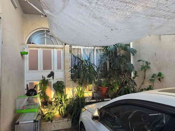 بيت بناء قديم للبيع او للاستثمار 
* حي الصديق قرب جامع المهيمن 
* المساحة ١٤٢.٧ م 
* واجهة ٩ م
* البيت مفصول طابقين
* الطابق الارضي غرفتين نوم واستقبال وهول داخلي وصحيات ومطبخ
* الطابق الثاني غرفتين نوم وهول داخلي وغرفة معيشة وصحيات ومطبخ 
* الإيجار الشهري ٦٥٠ الف
* سعر المتر  مليون و ٤٠٠ الف  
للاستفسار، يرجى الاتصال على الأرقام التالية:
- ***********
- ***********
- ***********
أو زيارة المكتب على العنوان التالي :
 المثنى، مدخل سايدين الرفاق، قرب مطعم المجلس

#البيت_المعمور_للعقار موصل
