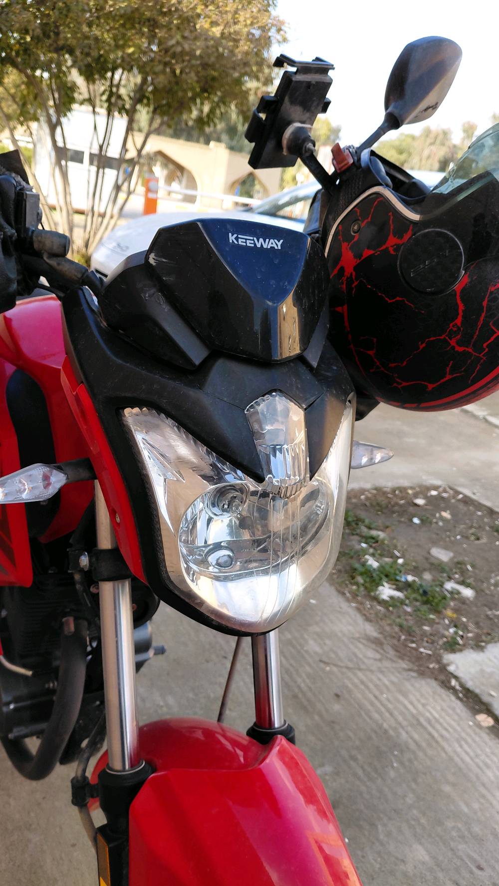درّاجة نارية من نوع كيوي، لونها أحمر أسود، بحالة جيدة تعمل بمحرك بنزين متين. مناسبة للمدن والطرق الوعرة. فرصة رائعة للراغبين في شراء دراجة قوية وموثوقة.