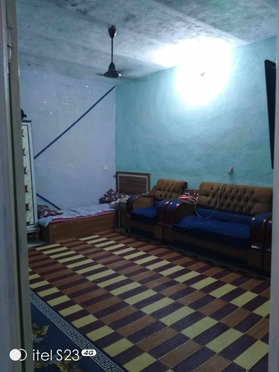 مجمع فدك المعسكر
قرب قاعة الحجي فرع اسوق ابو زكريه
مساحة البيت125 متر
محتويات لبيت (غرفتين نوم /مطبخ وصاله مشترك /صحيات) سكف عكاده الغرف فقط صاله سندويج
بيت صغير ومرتب ونضيف مساحة الكراج كبيره
سعره 35 بي مجال شي قليل
*********** وتساب
