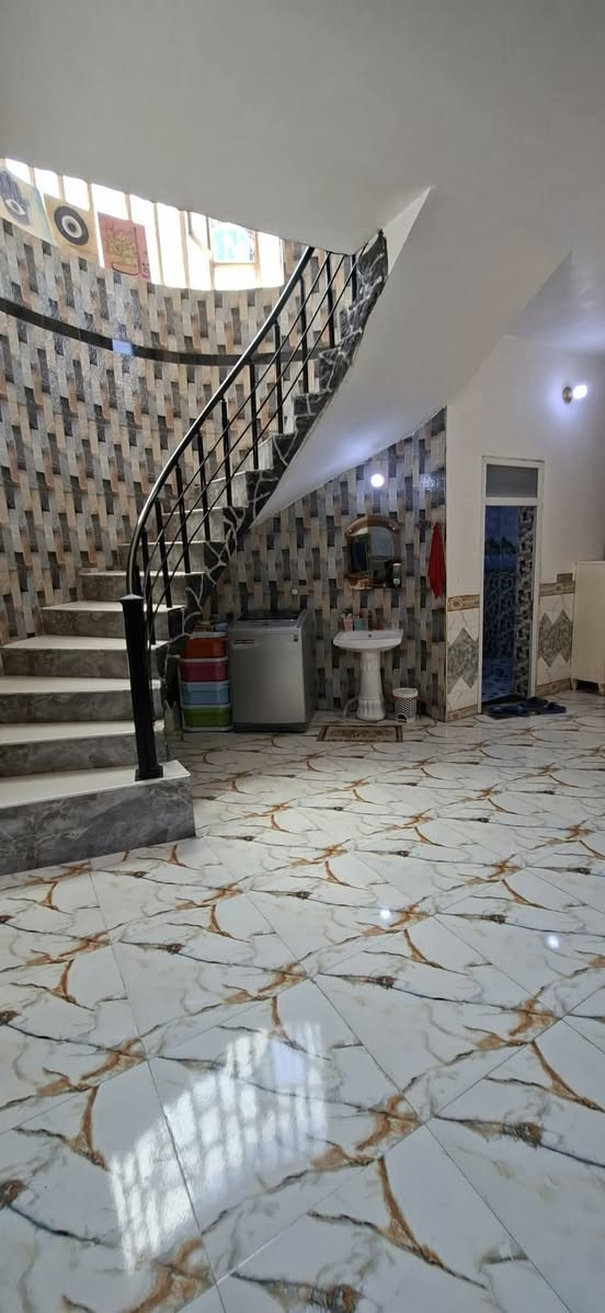 بيت للبيع 🏠
--------------------
المساحة: 200م
موديل البيت: 2022
---------------------
تفاصيل البيت...
غرف نوم : العدد اثنين
مطبخ : حار وبارد 
صحيات : العدد اثنين (داخل وخارج البيت)
منور : العدد اثنين
استقبال و كلدور 
---------------------
موقع البيت: نادر الاولى قريب جدا على مجموعة مدارس (ابتدائي-متوسط-اعدادي)
جميع الخدمات متوفره
السعر :185 وبي مجال
---------------------
للبيع السريع
للتواصل: ***********
