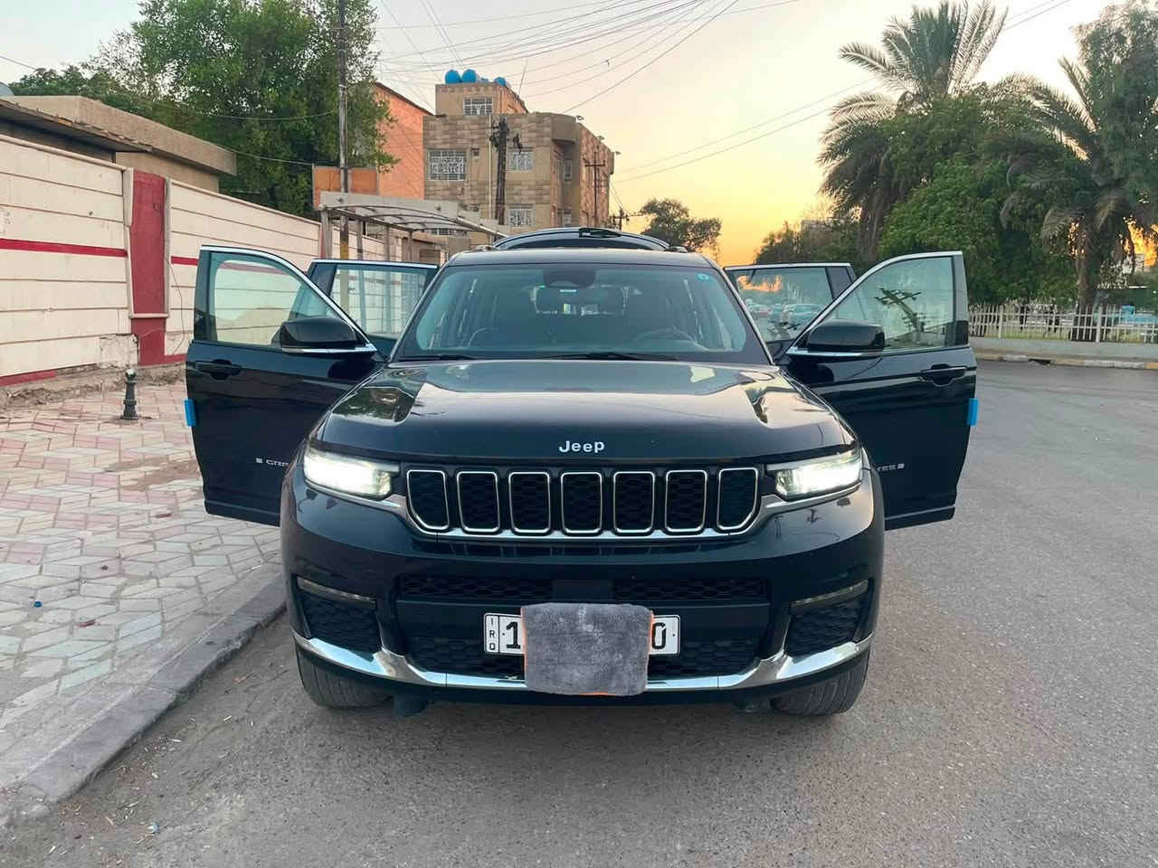 جيب كراند شيروكي 7راكب لمتد
الموديل2023 وارد امريكي🇺🇸
حادثها جاملغ وبنيد بدون دواخل 

المحرك: ‎  V6 3.6L

العداد: 74الف مايل

المواصفات:

* دفع رباعي 4x4. 

* رادار امامي مع مانع تصادم. 

* تحذير الخروج عن المسار . 

* تحذير النقطة عمياء ⚠ .

* نظام تحذير عند التقاطعات.  

* نظام تقليل الضجيج داخل المقصورة. 

* إنارة محيطية. 

* تعديل وضعيات مقود السائق كهربائيا. 

* مرايا تعتيم ذاتي. 

* شاشه كبيرة 10.1 انج . 

* نظام الخرائط (GPS).

* لوحة القيادة بقياس 12 أنچ. 

* كير شفتر بالستيرن. 

* المصابيح الأمامية LED.

* كشافات الضباب LED. 

* دخول ذكي. 

* بصمة على 5 ابواب للدخول الذكي. 

* تشغيل عن بعد.

* الصندوق الخلفي كهربائي.

* ذاكرة لحفظ وضعيات الجلوس للسائق. 

* المقاعد الأمامية كهربائية.

    • كشن منفصل vip 

* المقاعد الأمامية تدفئة.

* حساسات امامية. 

* حساسات خلفية. 

* مكيف خلفي

* تدفئة ستيرن. 

* مانع تصادم خلفي.

* بلوتوث تلفون. 

* محدد سرعة. 

* نظام التشغيل والاطفاء الاوتوماتيكي ( Auto Start System ).
السعر 250$ دفترين وخمسين ورقه  وبيها مجال مكاني بغداد 
***********
