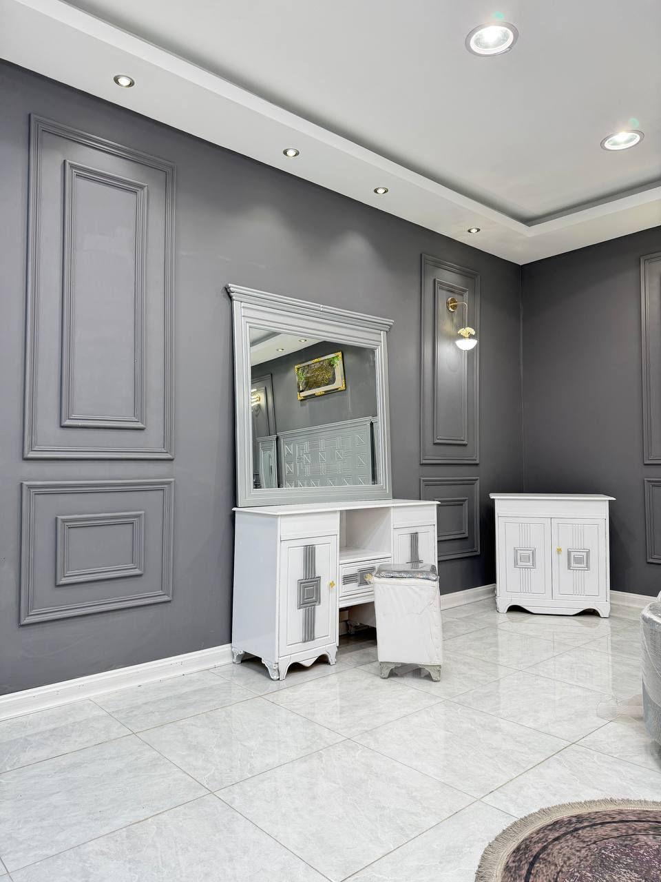 مليون الف  فقط سعر الغرفه
🔥 عروض الأثاث المميزة 🔥
💰 غرفة نوم كاملة بسعر مليون فقط
✨ سعر ثابت في كل معارض العراق ✨

✅ 8 قطع كاملة
✅ صناعة نجارة عراقية فاخرة
✅ الوجه MDF درجة أولى (سماكة 4 ملم)
✅ الداخل معاكس خشب (سماكة 3 ملم)

📐 المواصفات:

كنتور عرض: 3.20 م × ارتفاع: 2.20 م

سرير بلوك مع 6 أرجل ثابتة

قياس السرير: 200 × 160 سم

ظهر السرير براغي

➕ الإضافات:

💺 شازلون وطابوريه: 50 ألف فقط

🛏️ دوشك نوعية أولى: 100 ألف

🛏️ دوشك نوعية مميزة: 150 ألف

🚚 توصيل لأي منطقة ببغداد بكروة، وكذلك لجميع المحافظات بكروة

📍 عنوان المعرض: بغداد / الأمين الأولى / ركن شارع الأرامل

⚡️ لا تضيع الفرصة – غرف نوم عصرية وبسعر ما يتكرر! ⚡️


**إذا كنت صاحب هذا الإعلان وتريد حذفه لأي سبب، رجاءا أرسل رسالة إلى الدعم الفني**