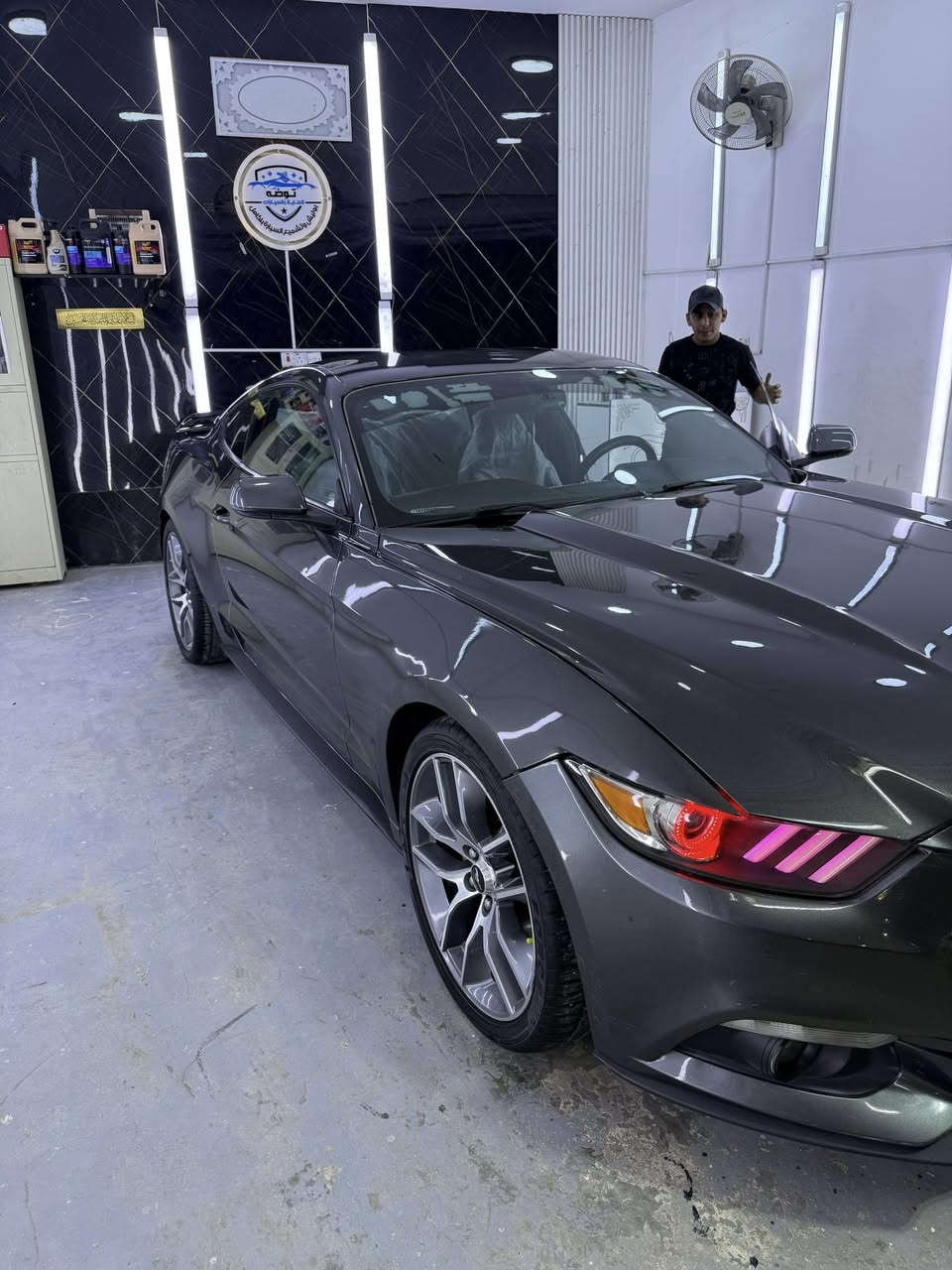 السلام عليكم 

موستانك 2017 ايكو بوست فول مواصفات للاخير 
كشنات جلد كهرباء تدفئة و تبريد 
انارة ترحيب 
شاشة كبيرة وكامرة ورادارات 
شعار موستانك بالارض بالابواب 
كتابة موستانك بالدواسات انارة 
انارة الكيجات و الدواسات والحافضات متغيرة 
انضمة قيادة متعددة 
سستم صوت 
تشغيل عن بعد 
تحكمات ستيرن 
بيها اضافة عطاس 
الماسدات متغيرة الاوان وبيها اضافة اسوار عين الشيطان 
السيارة باسمي تحويل ثاني يوم رقم اربيل 
رايدها 120 مستعجل على بيعتها 
عنواني بغداد الكاظمية 
كير ومحرك مكفولات
***********
