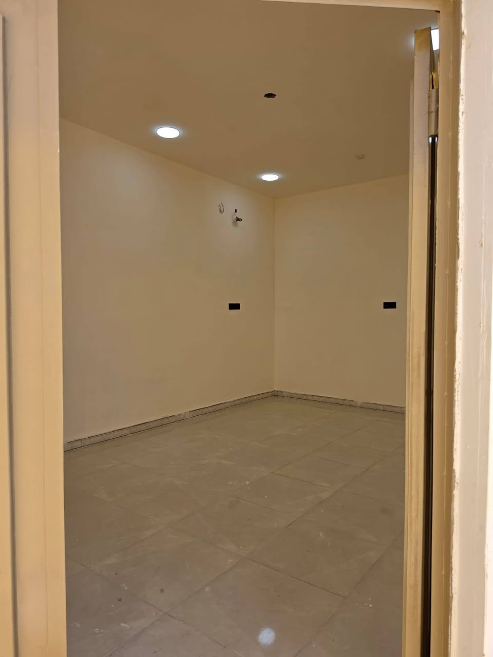 🏡 يتوفر دار سكن للبيع ✨

📐 المساحة 200 متر
💰 السعر جداً مناسب بالنسبة للموقع

📄 طابو ملك صرف زراعي عراقي سند 25
🏗️ البيت زيرو بناء درجة أولى 💯💯

يحتوي البيت على:
🛏️ غرفتين نوم
🛋️ صالة كبيرة
🍴 مطبخ مفتوح على الصالة
🪑 ديوان معزول
🚿 صحيات داخلية وخارجية
📦 بيتونة كبيرة تستخدم مخزن
🚗 كراج كبير

📍 موقع الدار:
خلف سوق أبي الخصيب مباشرة
خلف جامع سيد علي

⚡ جميع الخدمات متوفرة:
💧 ماء
⚡ كهرباء
🏫 مجاور مدارس سوق أبي الخصيب
🏥 يبعد دقيقتين عن مستشفى أبي الخصيب العام

✨ موقع ممتاز جداً يصلح للسكن أو عيادة طبية

🏗️ البناء درجة أولى
⚡ حتى نقاط الكهرباء بيهن ضمان 25 سنة

💰 السعر 150 مليون قابل للتفاوض

للاستفسار أكثر يرجى التواصل أو زيارة مكتبنه:
📞 ***********
📞 ***********

مكتب ساني للاستثمار العقاري 🤍
