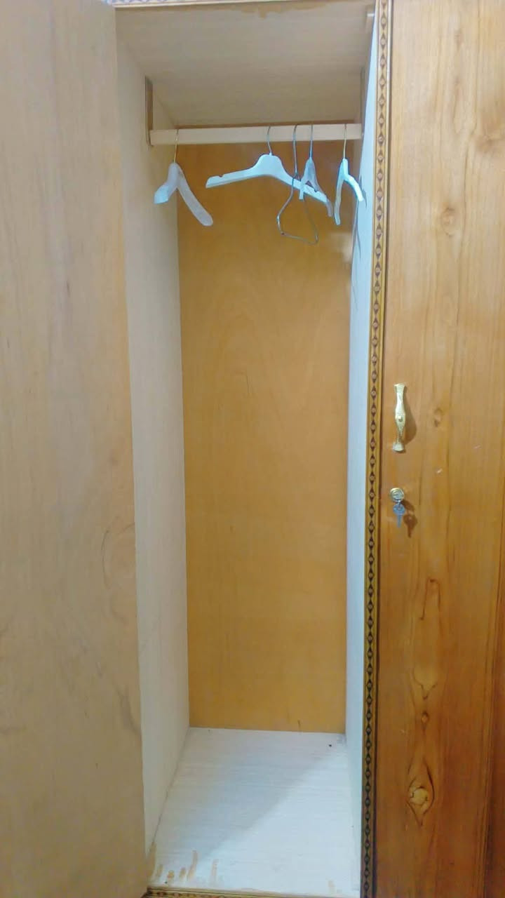 سلام عليكم
كنتور بابين 
طول 2متر 
عرض 1متر 
الباب 1بي 3خنات
الباب2بي خانه التعلاكه 
السعره 175الف وبي مجال 
العلم كنتور جديد 
رقم واتساب فقط
***********
