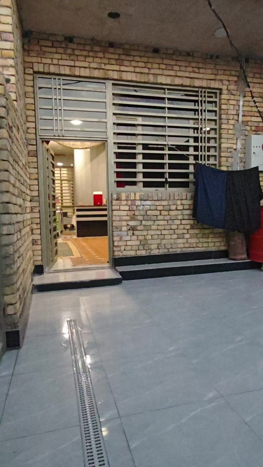 دار ركن مميزة للبيع الموقع: 📍 ميسان - العمارة / حي الغدير الثانية - قرب شارع 50 المساحة الكلية: 260 متر. الوجهة: ركن (شرحة وإطلالة مميزة) 🧭. الوجه 13م  النزال20م البيت رقم معاملة مادة 20 (رسمي ومضمون) 📑 🪑 استقبال فخم: بمساحة كبيرة (9 متر) جاهزة لاستقبال الضيوف. 🛏️ غرفتين نوم مريحة. 🛋️ صالة + هول داخلي (مساحات واسعة ومفتوحة). 🍳 مطبخ متكامل بنظام (حار / بارد). 🚗 طرمة كراج كبيرة: السعر 122 مليون وبيه مجال بسيط 📞 للاستفسار والتواصل: *********** ☎️🤳 #عقارات  #قطع_اراضي  #عقار  #بيع_و_شراء_عقارات #الشعب_الصيني_ماله_حل😂😂 
