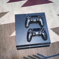 بلايستيشن 4 • نضيف • يدات 2