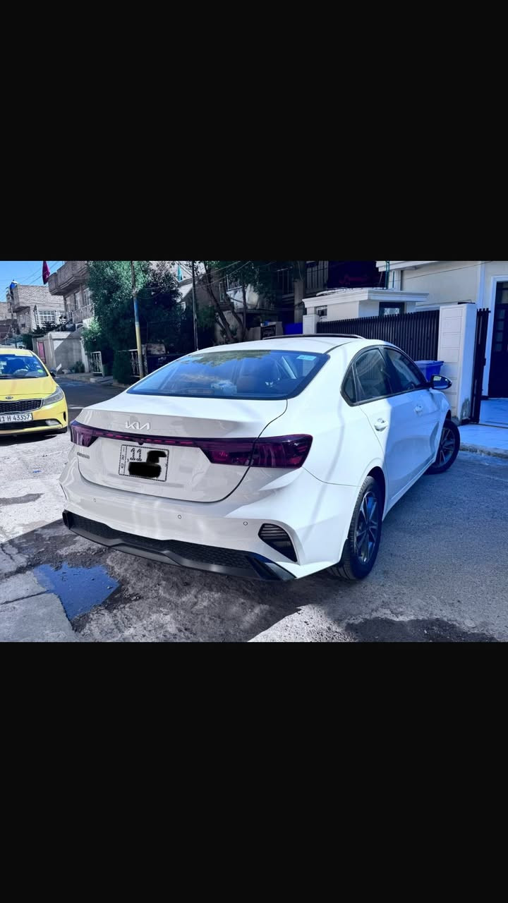 السلام عليكم 
سيراتو موديل 2024 مكلف بل نشر 
محرك 1600 ماشية 19 الف حقيقي 
سيارة بحالة الوكالة بعدهي بل ضمان مال الشركة الدولية تبديل دهن كلة بل شركة وحتة الوصولات مال الدهن كلهن موجودات  
فول موصفات 
1- فتحة سقف 
2-تبريد قطعتين ثلج  
3- مري شفط 
4- شادلهة شاشة اصلية ابل كار بلي 
5- درايف مود 
6- كامرة خلفية دوراة اصلية 
7- سويج عدد 2 
8- سبير منازل وطفاية مالتهة الاصلية 
السيارة مدوشمة ارضية و كشنات يعني 
الارضية مالتهة ولكشنات بعدهن جدد 
السيارة مكفولة كفالة عامة وبيهة سونار 
رقم بغداد بأسمي تحويل ثاني يوم 
السعر 178 وبيهة مجال جدا بسيط 
مكاني بغداد / هاتف ***********
