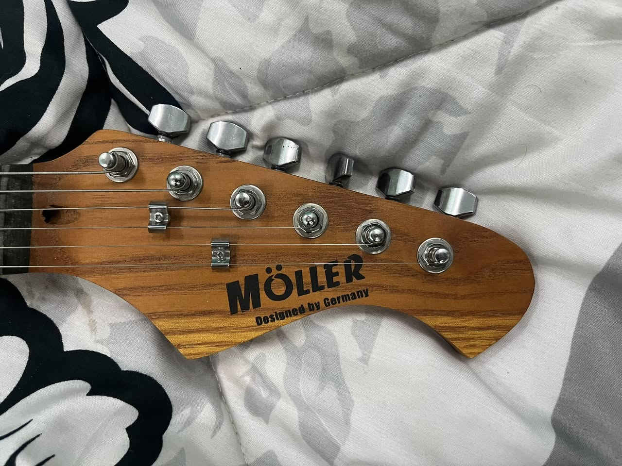 🎸سلام عليكم
كيتار كهربائي من مولر ألماني على شكل (V-Shape)
أوتار الكيتار نظيفة ما مبدلة، بيه ٢ Humbucker بيك أب صوته قوي و نظيف
و مفتاحين للTone و Volume
وبعد وياه امبليفاير من  Marshall نوعيته MG10 
بيه override ومدخل headphones للاستعمال بدون ازعاج
الكيتار عندي الجنطة مالته و الكارتون

سعر الamp والكيتار ٣٥٠ الف و بيه مجال
مكاني ذي قار و عندي توصيل


**إذا كنت صاحب هذا الإعلان وتريد حذفه لأي سبب، رجاءا أرسل رسالة إلى الدعم الفني**