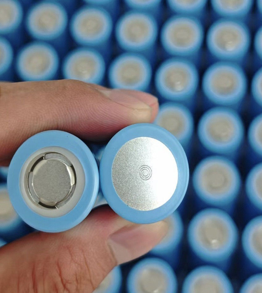 EVE INR21700/40PL 3.6V 4.0Ah Lithium batteries 4000mAh Lithium ion battery pack Max.discharge current(C)40A
Specification:
Model: EVE INR21700/40PL 3.6V 4000mah cell
Type:21700 36V lithium-ion rechargeable battery cell
Nominal Capacity:4000mAh
Cell Voltage:3.6V
Used for:Electric fan,Flashlight,Bluetooth speakers,Electric scooter,Energy storage power,radios,sweepers,rechargeable fans,Trolley speaker,LED desk lamps,LED headlights,Solar energy storage,Solar light,Powerful torch,Medical device,trolley speakers,Balance car,Twist car,Electric drill,Electric tool,Electric Vehicles,Laptop,Model airplane, vacuum cleaner,Skateboard,Electric bicycle,Power bank,Electric bike,Electric toy car,Solar street lights,Instrument equipment.etc.


**إذا كنت صاحب هذا الإعلان وتريد حذفه لأي سبب، رجاءا أرسل رسالة إلى الدعم الفني**