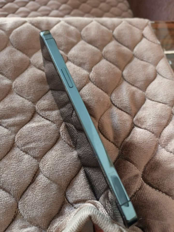 ايفون ١٢ برو ماكس بلادي وضع مامفتووح ابد ابد بطاريه ٧٨ .. فقط ضهر مفطر سعر ٤٠٠  رقم  ***********
