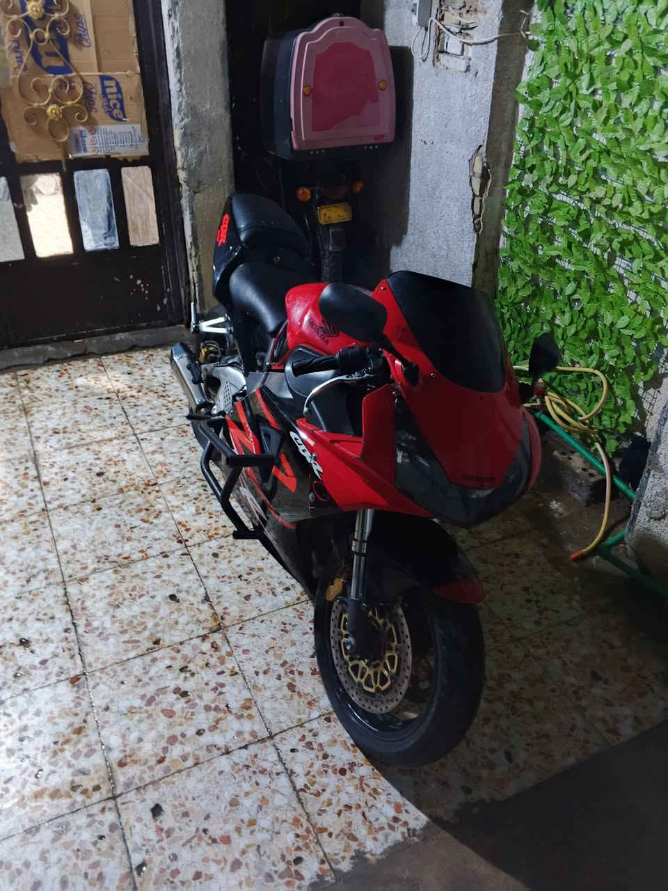 السلام عليكم
بطح CBR  954 RR
موديل 2004
دراجه محرك كامل امكمل 1.2.3 بطناش حرك  ال1 مالته يعبر 140 دراجه خير من الله
 سعره مناسب
 او لان محتاج اريد ابيعه سعر 14
اخوان اي واحد
 يكسر بيه يسمع مني كلام مو حلو 
مكاني بغداد زعفرانيه
رقمي واتساب فقط ماعندك رصيد رمش واني دك عليك
***********

