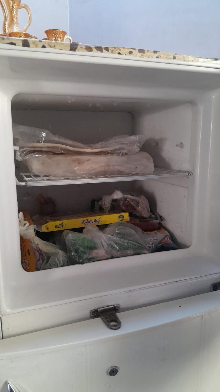 السلام عليكم
ثلاجة ١٨ قدم نوعها sanyo ياباني السعر//150 الف للتواصل 
***********
