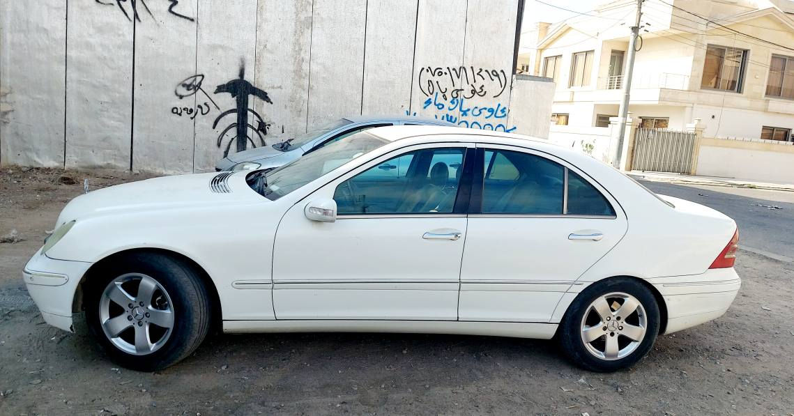 مارسيدس c200  موديل 2003 
مکینە چوار پستن 
گێر و مکینە بە شەرتی ١٠ فیتەر
بێ لێدرانە سەێارەکە 
رقم هەولێر.   ئەوەلیات. مالی مدنی و حجز و دزی بە شەرتە
تحویل بە شەرت نیە. 
ژمارەێ موبایل ***********
تکایە موشتەرێ نیت تلفون مەکە أربيل, العراق
