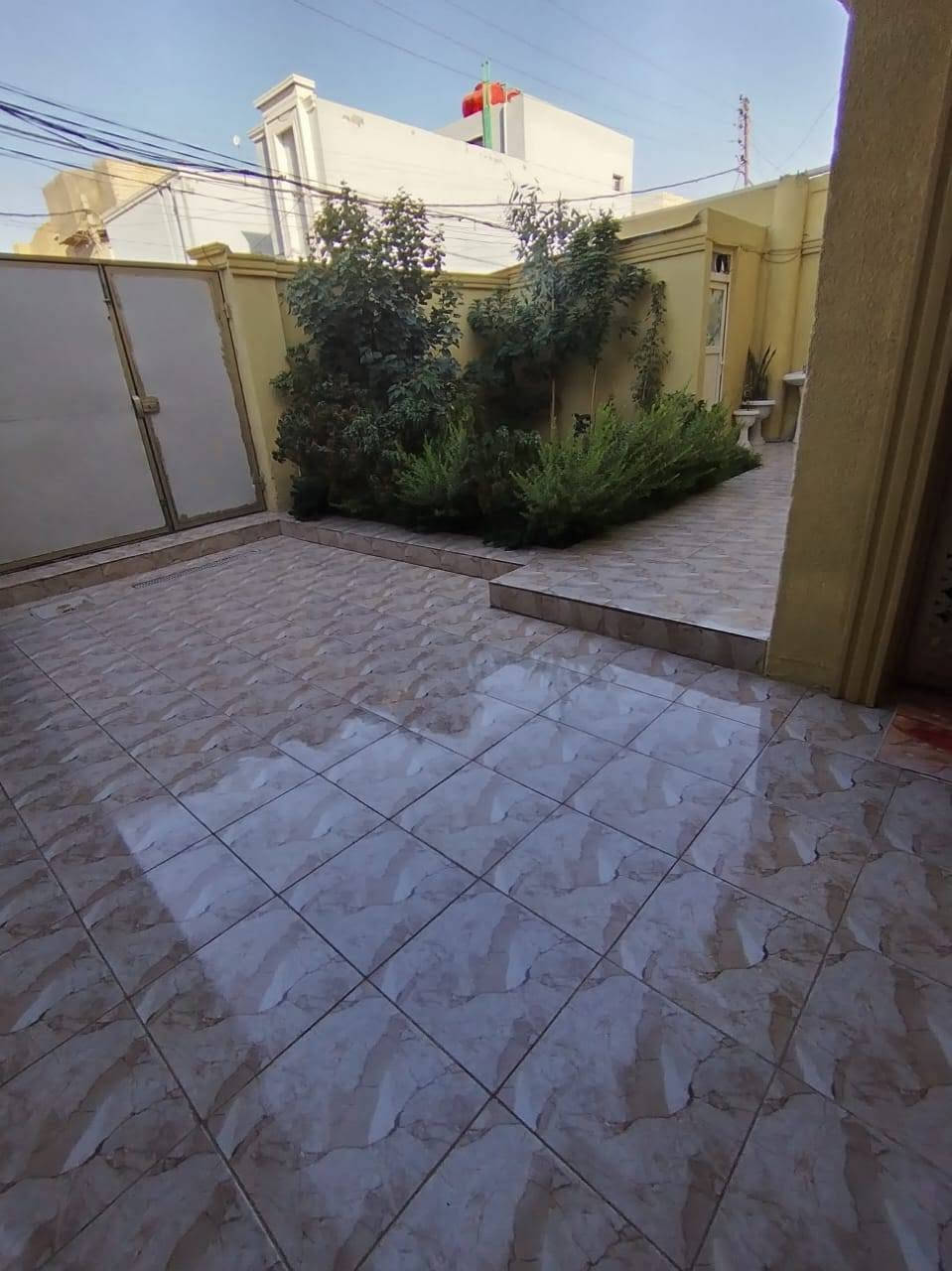 السلام عليكم بيت ٢٠٠ متر للبيع في حي النصر بانزين خانه منطقة ال ٢٠ حرف T طابقين الطابق الثاني شقه معزوله للأستفسار الأتصال على الرقم ***********
