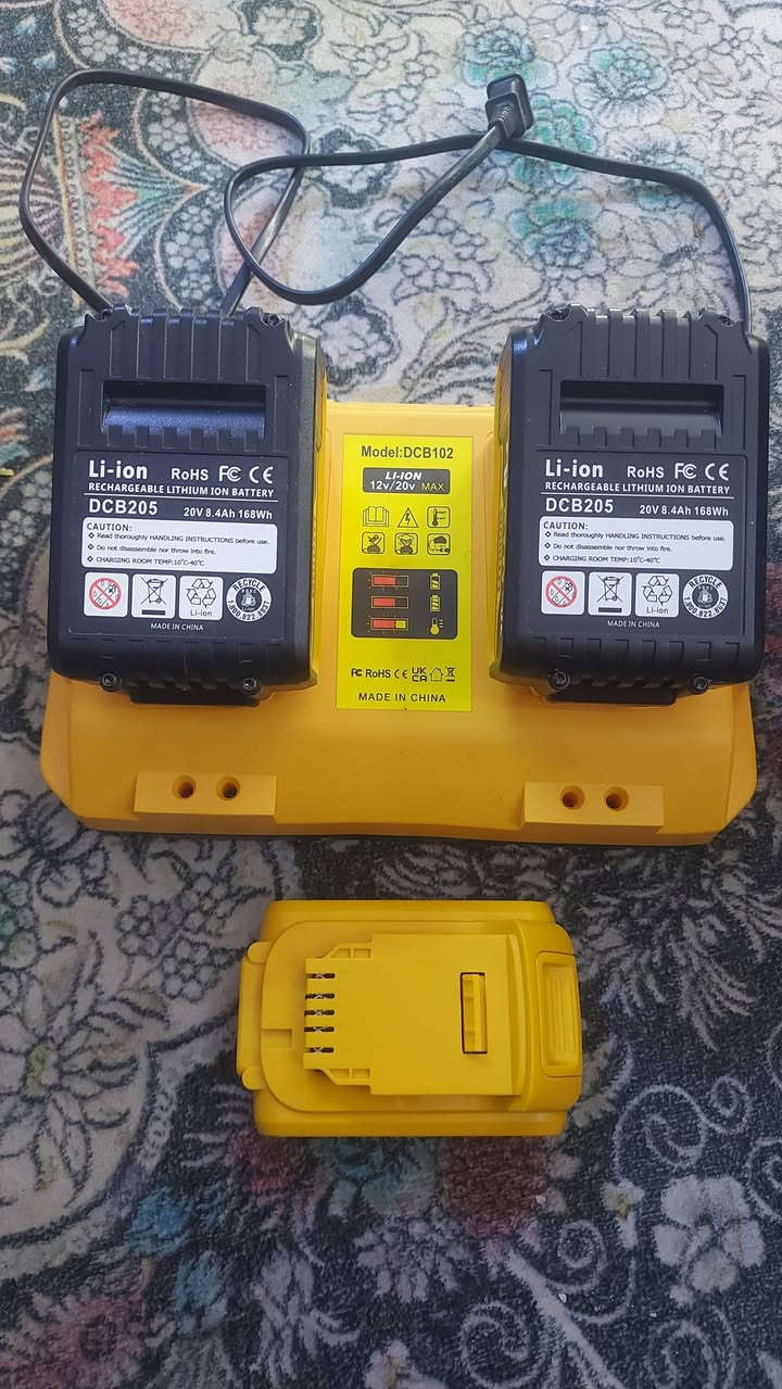 السلام عليكم ورحمة الله 
شباب 3 بطاريات + قاعدة شحن 20v 
خلي سعرك يرضي الله وبالعافيه عليك


**إذا كنت صاحب هذا الإعلان وتريد حذفه لأي سبب، رجاءا أرسل رسالة إلى الدعم الفني**