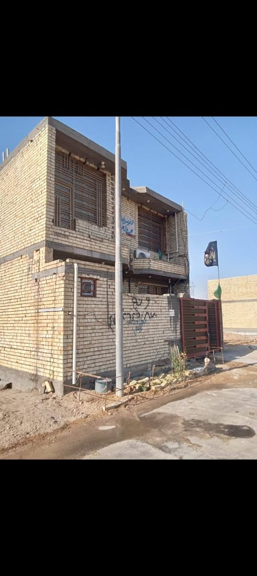 دار مساحتهه 100م 
الواجهة 8ونص والنزال 12 في مجمع الدار السكني قرب سيد اسماعيل.  طابقين سند 25.للبيع... الاستفسار على الرقم *********** ابو الوفة للعقار
