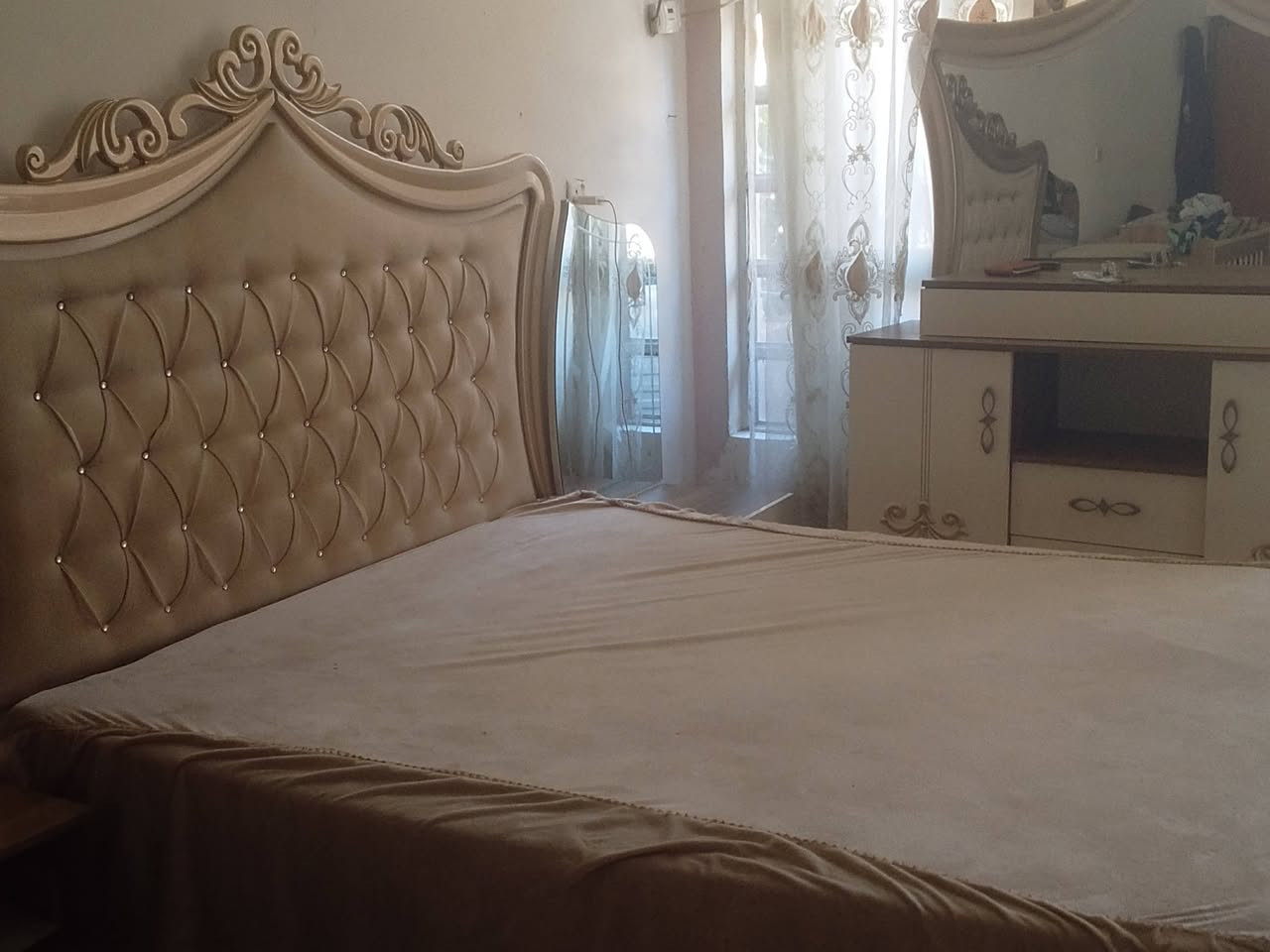 سلام عليكم غرفة نوم تركي للبيع ٨. قطع 
للبيع ب٦٥٠ نضيفه وبيها مجال 
***********
