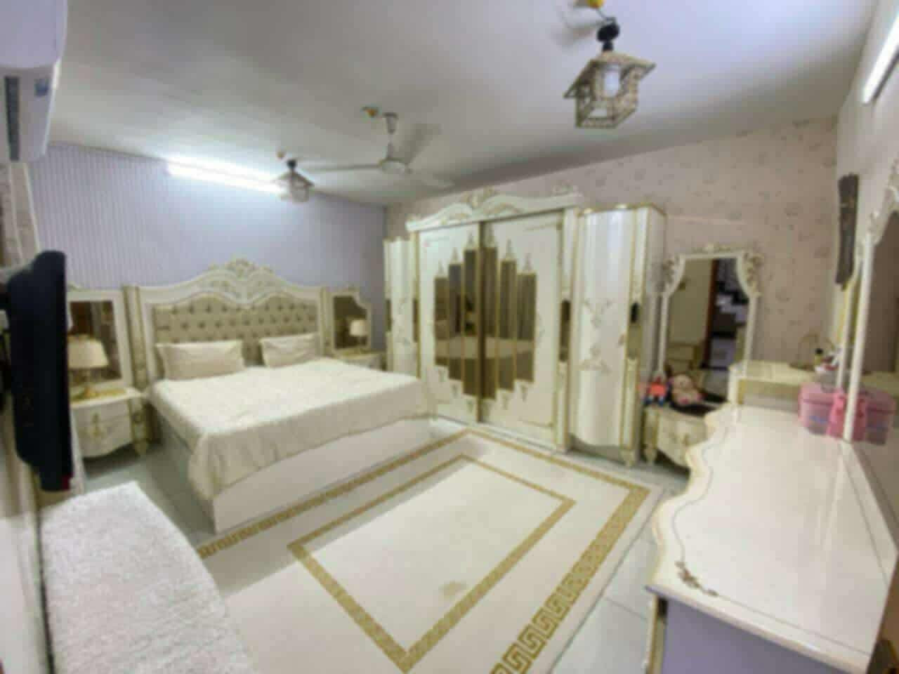 السلام عليكم ورحمة الله وبركاته
بيت للبيع مساحه 240 متر طابو طابق ونص ..
الطابق الاول غرفة نوم 
مطبخ حار وبارد 
استقبال وصاله مفتوحه ع المطبخ البارد 
صحيات عدد 2 خارجي وداخلي
كراج وحديقه 
الطابق الثاني غرفتين نوم وصاله اضافة الى مخزن بالسطح 
الموقع قريب ع شارع عشرين ..المعمل 
للاستفسار التواصل ع. الرقم  ***********
