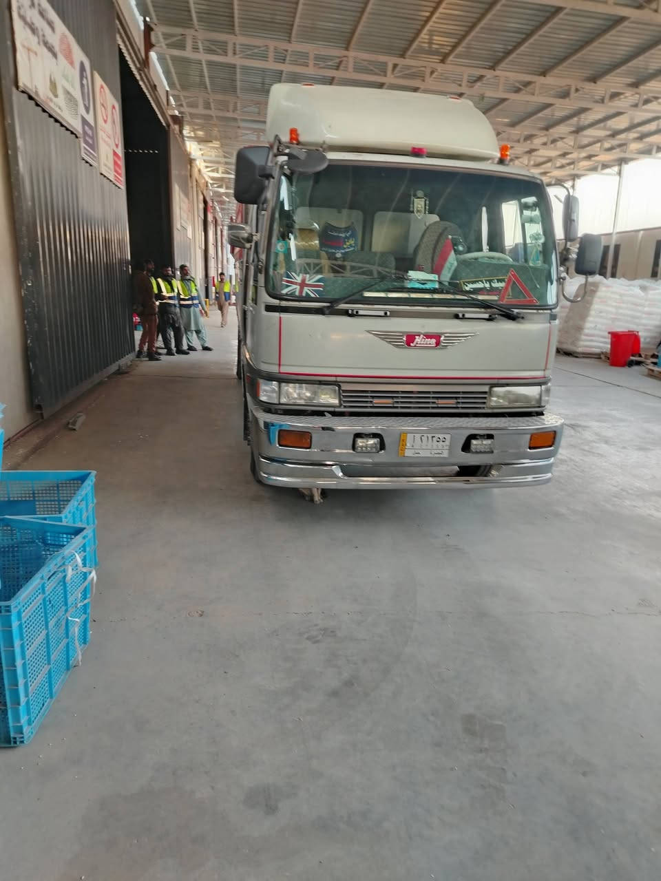 اسلام عليكم
_هينو طيره للبيع مكفوله السياره 
_مكينه سبعين
_طول السياره 6وربع 
_سياره احله من الصوره 
_اتصال ***********
